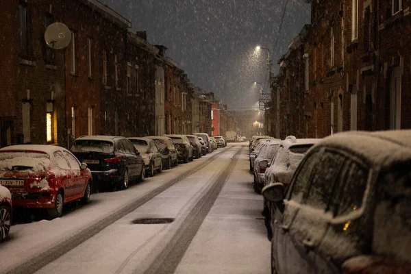 02-15-2026 'da güneşli bir günün ardından Liege, Belçika' da beklenmedik kar yağışı
