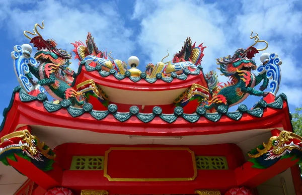 Doppio draghi cinesi sul tetto del tempio cinese — Foto Stock