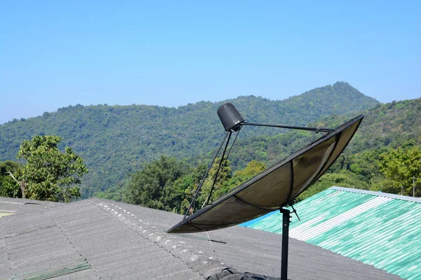 Satellitenschüssel Auf Dem Dach Fokus Mit Geringer Schärfentiefe Auswählen — Stockfoto
