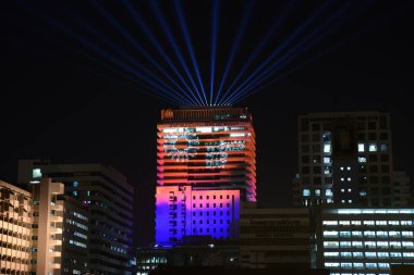 BANGKOK, THAILAND - 30 HAZİRAN 2021 Dünya NTD Günü, ihmal edilen tropikal hastalıklar gününde bir ışık gösterisi Siriraj Hastanesi 'ndeki binanın resmi