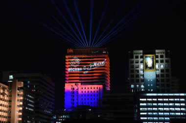 BANGKOK, THAILAND - 30 HAZİRAN 2021 Dünya NTD Günü, ihmal edilen tropikal hastalıklar gününde bir ışık gösterisi Siriraj Hastanesi 'ndeki binanın resmi