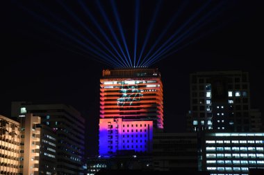 BANGKOK, THAILAND - 30 HAZİRAN 2021 Dünya NTD Günü, ihmal edilen tropikal hastalıklar gününde bir ışık gösterisi Siriraj Hastanesi 'ndeki binanın resmi