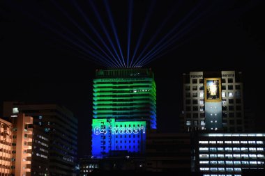 BANGKOK, THAILAND - 30 HAZİRAN 2021 Dünya NTD Günü, ihmal edilen tropikal hastalıklar gününde bir ışık gösterisi Siriraj Hastanesi 'ndeki binanın resmi