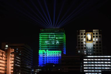 BANGKOK, THAILAND - 30 HAZİRAN 2021 Dünya NTD Günü, ihmal edilen tropikal hastalıklar gününde bir ışık gösterisi Siriraj Hastanesi 'ndeki binanın resmi