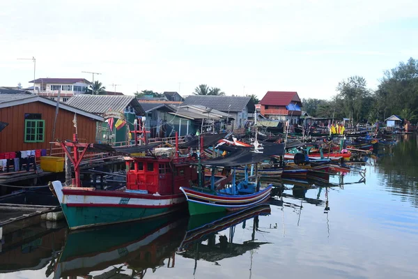 2021年1月1日 星期一 纳拉河沿岸的当地渔村 渔船五彩斑斓 — 图库照片