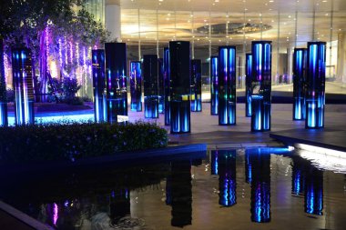 BANGKOK, THAILAND 17 Mart 2021: 7. katta dünya klasmanında sanatsal kurulum, Napalai Terrace, ICONSIAM dekoratif ışık gösterilerine katılacak. New York 'un yaratıcısı SOFTlab, Sonsuz Orman.