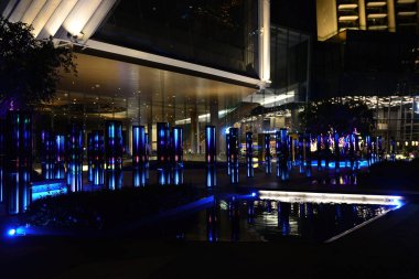 BANGKOK, THAILAND 17 Mart 2021: 7. katta dünya klasmanında sanatsal kurulum, Napalai Terrace, ICONSIAM dekoratif ışık gösterilerine katılacak. New York 'un yaratıcısı SOFTlab, Sonsuz Orman.