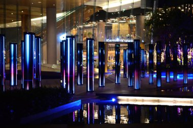 BANGKOK, THAILAND 17 Mart 2021: 7. katta dünya klasmanında sanatsal kurulum, Napalai Terrace, ICONSIAM dekoratif ışık gösterilerine katılacak. New York 'un yaratıcısı SOFTlab, Sonsuz Orman.