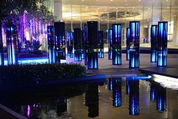 BANGKOK, THAILAND 17 Mart 2021: 7. katta dünya klasmanında sanatsal kurulum, Napalai Terrace, ICONSIAM dekoratif ışık gösterilerine katılacak. New York 'un yaratıcısı SOFTlab, Sonsuz Orman.