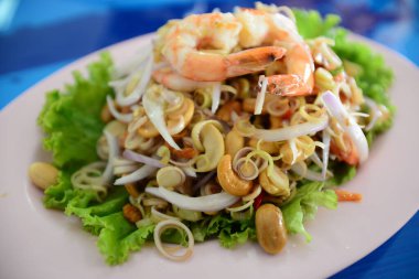 Karidesli baharatlı limon otu salatası, Tayland yemeği.