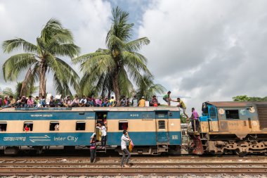 Rush hour sırasında Dhaka tren istasyonu