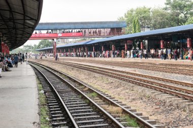 Rush hour sırasında Dhaka tren istasyonu