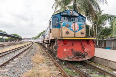 Rush hour sırasında Dhaka tren istasyonu