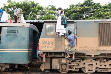 Rush hour sırasında Dhaka tren istasyonu