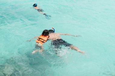 Babası hazır fotoğraf havuzla yüzmek