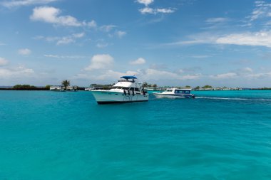 Güzel bir plaj ve motorlu tekne hazır fotoğraf