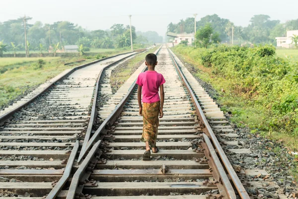 Ein kleiner Junge, der auf einem Eisenbahnstock-Foto läuft — Stockfoto
