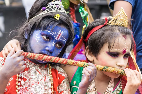 Lapset pukeutunut Lord Krishna ja Radha varastossa kuva — kuvapankkivalokuva