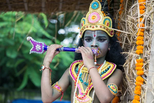 Barn utklädda till Herren Krishna stock bild — Stockfoto