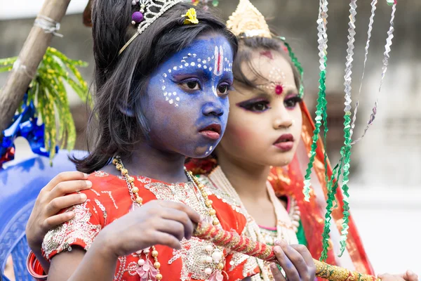 Lapset pukeutunut Lord Krishna ja Radha varastossa kuva — kuvapankkivalokuva