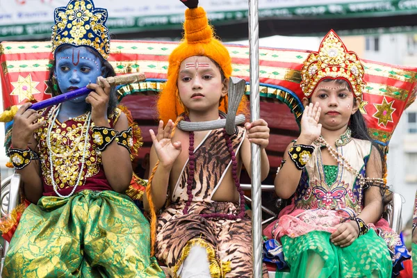 Barn utklädda till Herren Krishna och Radha stock bild — Stockfoto