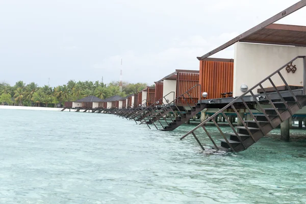 Maldiven. Villa stapels op water stockfoto — Stockfoto