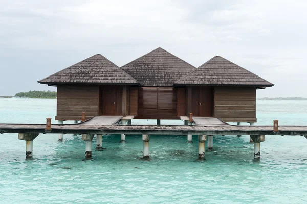 Maldives belle eau Villa piles sur l'eau — Photo