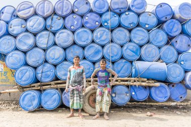 Yerel işçi gemi tamir için çalışıyoruz