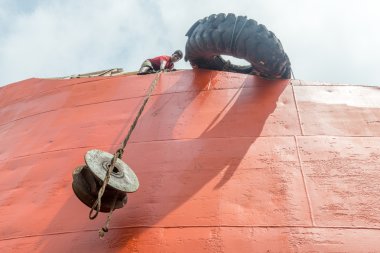 Yerel işçi gemiyi tamir için çalışıyoruz