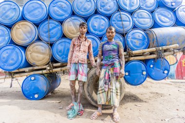 Yerel işçi gemi tamir için çalışıyoruz