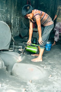 Yerel işçi gemiyi tamir için çalışıyoruz