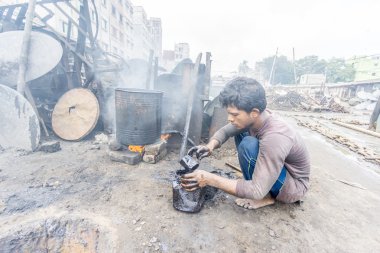 Yerel işçi gemi tamir için çalışıyoruz