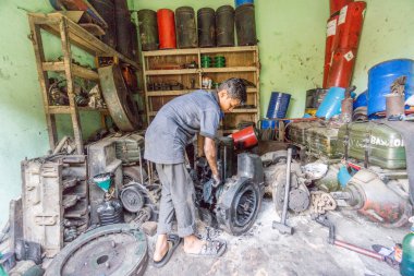 Yerel işçi gemi tamir için çalışıyoruz