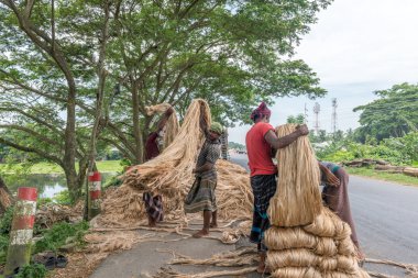 insanlar jüt işleniyor