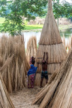 insanlar jüt işleniyor