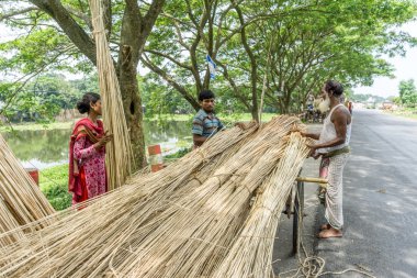 insanlar jüt işleniyor