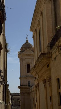 Tarihi bina kulesinin dar sokak manzarası