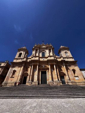 Derin mavi gökyüzü ile barok katedral cephesi