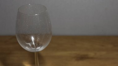 Narin su damlacıkları sergilenen el değmemiş bir şarap kadehi.