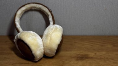 Ahşap bir yüzeyde şık ve sıcak kulaklık..