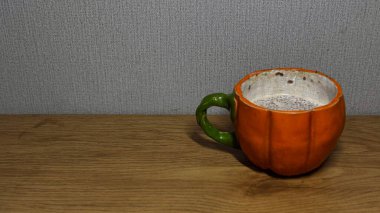 Yeşil saplı, balkabağı şeklinde eşsiz bir kupa..