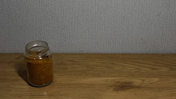 Ahşap bir yüzeydeki baharat kavanozuna yakın çekim.