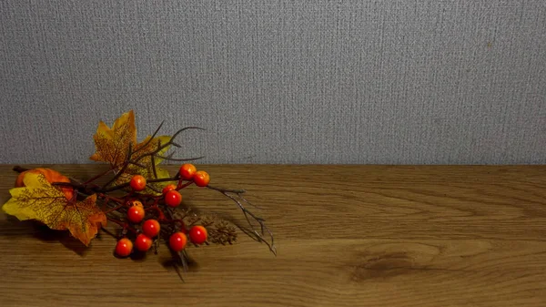 Sonbahar yaprakları ve böğürtlenlerin dekoratif bir gösterisi..