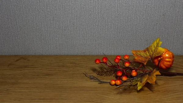 Canlı sonbahar temalı yapraklar ve böğürtlenler.