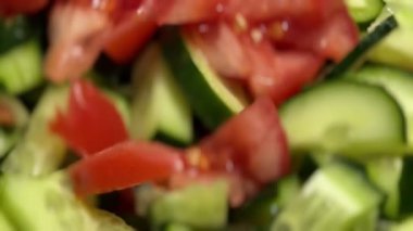 Sağlıklı Salatalar ve Tabaklar için taze kesilmiş sebzeler