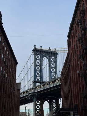 New York 'taki Manhattan Köprüsü' nün çarpıcı perspektifi.