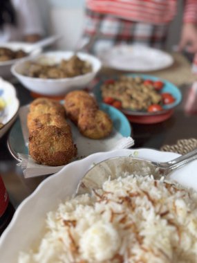 Valencia 'da bir yemek masasında canlı bir Akdeniz mutfağı..