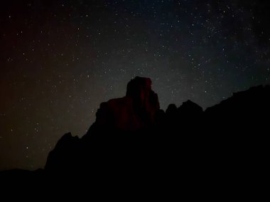 Tenerife 'deki Teide Ulusal Parkı' nda yıldızlarla dolu bir gökyüzünün altında gece yakalanan volkanik oluşumların karanlık silueti. Yüksek kalite fotoğraf