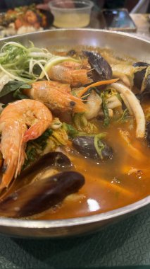 Baharatlı bir çorbada karides, midye ve sebzeli Kore deniz ürünleri çorbası. Yüksek kalite fotoğraf