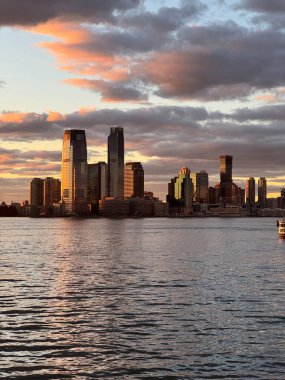 Günbatımını aydınlatan güzel New York Citys Nehri üzerinde ufuk çizgisi.